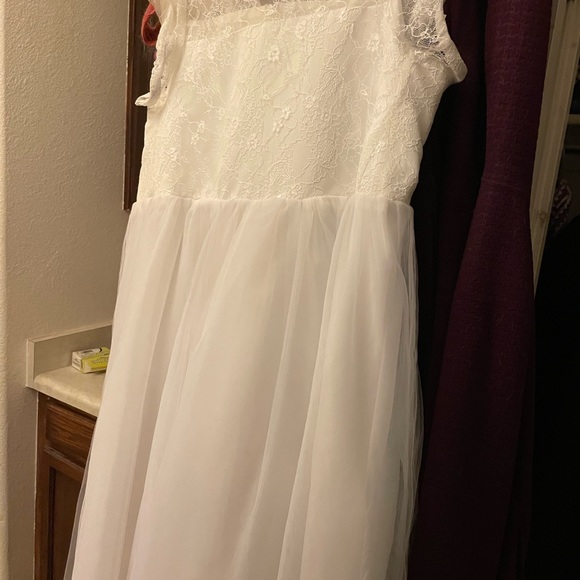 Plus size 14/16 White Flower Girl Dress - Picture 2 of 4